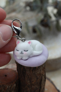 Sleepy Kitty Zipper Pull